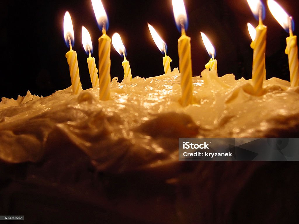 Geburtstag Kerzen und Kuchen Zuckerguss - Lizenzfrei Dessert Stock-Foto