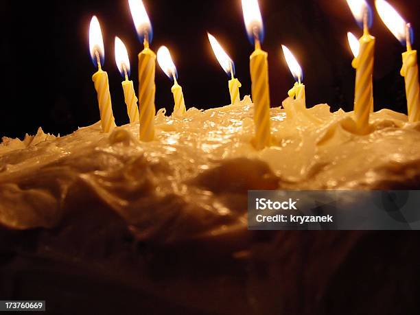 Geburtstag Kerzen Und Kuchen Zuckerguss Stockfoto und mehr Bilder von Dessert - Dessert, Feuer, Flamme