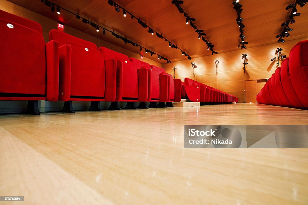 Rosso posti in una sala conferenze - Foto stock royalty-free di Ambientazione interna