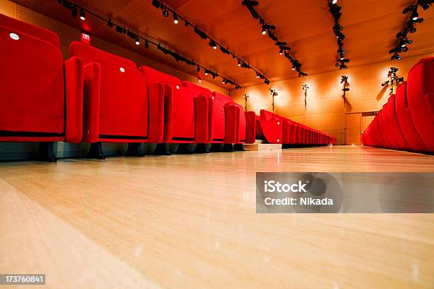 Rosso Posti In Una Sala Conferenze - Fotografie stock e altre immagini di Ambientazione interna - Ambientazione interna, Arte, Cultura e Spettacolo, Auditorio