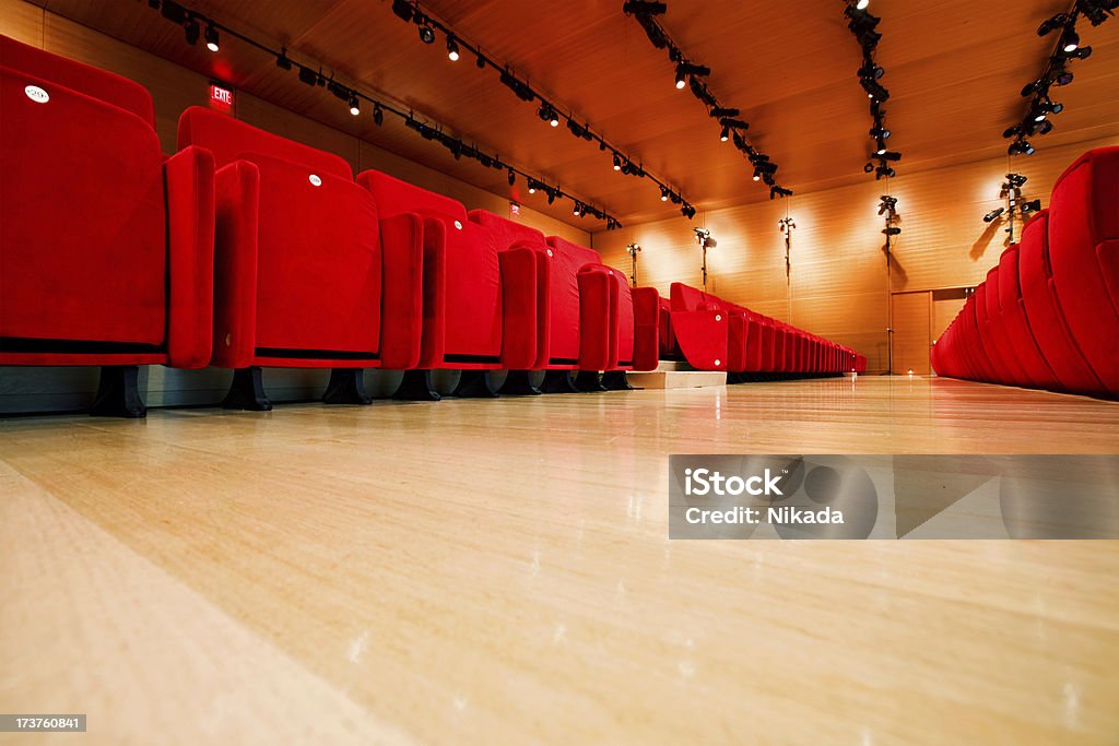 Red assentos em uma sala de conferências - Foto de stock de Arte, Cultura e Espetáculo royalty-free