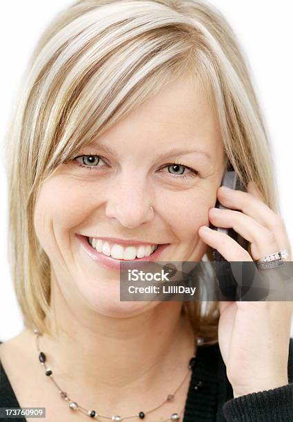 Donna Sorridente Sul Telefono Cellulare - Fotografie stock e altre immagini di Adulto - Adulto, Adulto di mezza età, Affari
