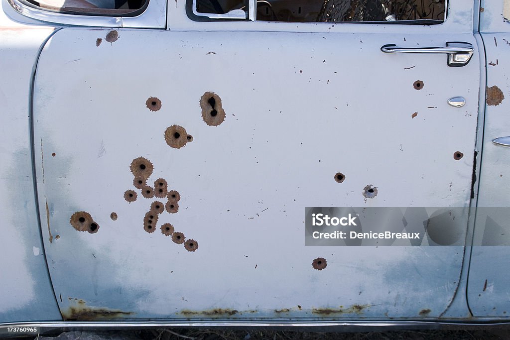 Vecchia auto con fori di proiettile - Foto stock royalty-free di Buco di proiettile