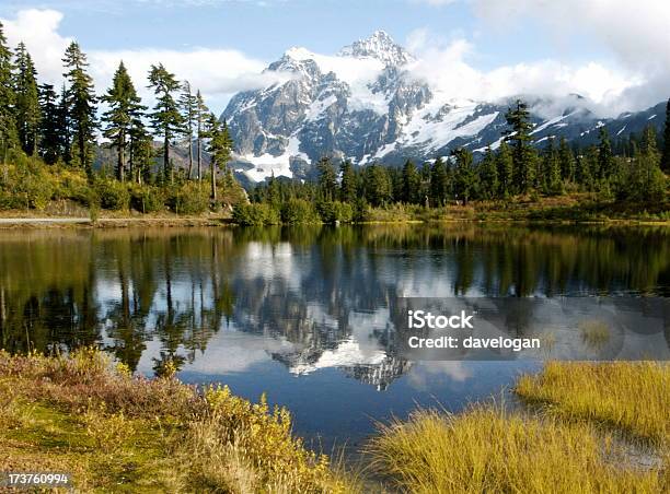 マウント Shuksan に反映されていた湖 - カスケード山脈のストックフォトや画像を多数ご用意 - カスケード山脈, シュクサン山, ノースカスケード国立公園