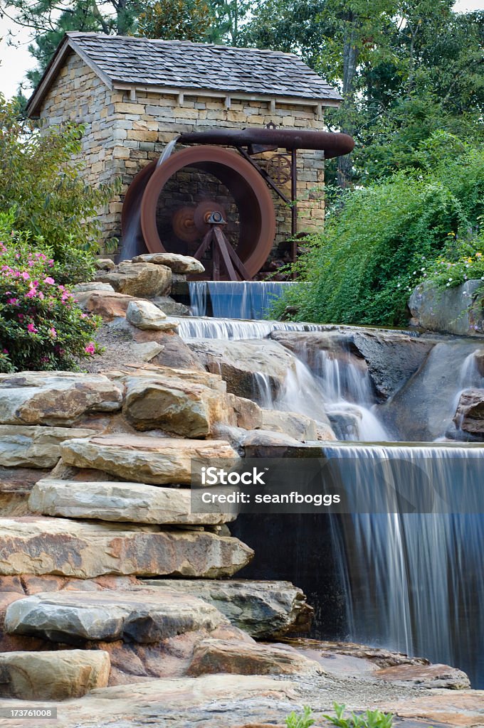 Fábrica de roda água no Riacho envolvente no jardim - Royalty-free Ajardinado Foto de stock