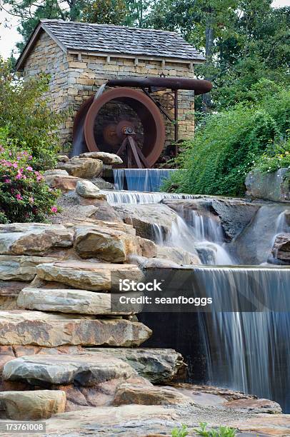 Fábrica De Roda Água No Riacho Envolvente No Jardim - Fotografias de stock e mais imagens de Ajardinado