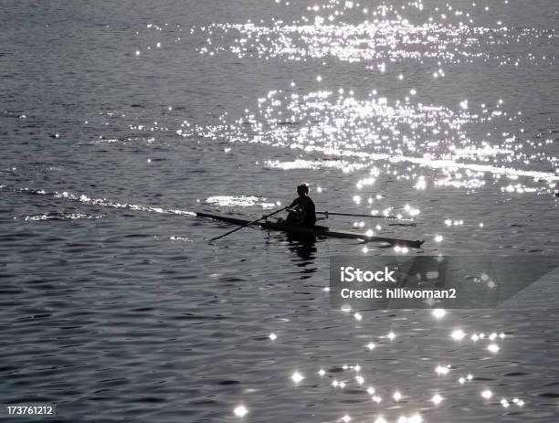 Mattina Presto Canottaggio - Fotografie stock e altre immagini di Adulto - Adulto, Ambientazione esterna, Aurora