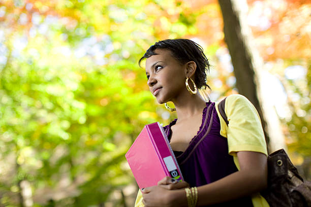 femme étudiant en université - school education backpack book bag photos et images de collection