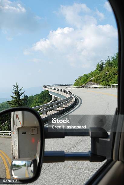 Photo libre de droit de Remorquer Un Campingcar Dans Les Montagnes banque d'images et plus d'images libres de droit de Camping - Camping, Camping-car, Chaîne de montagnes