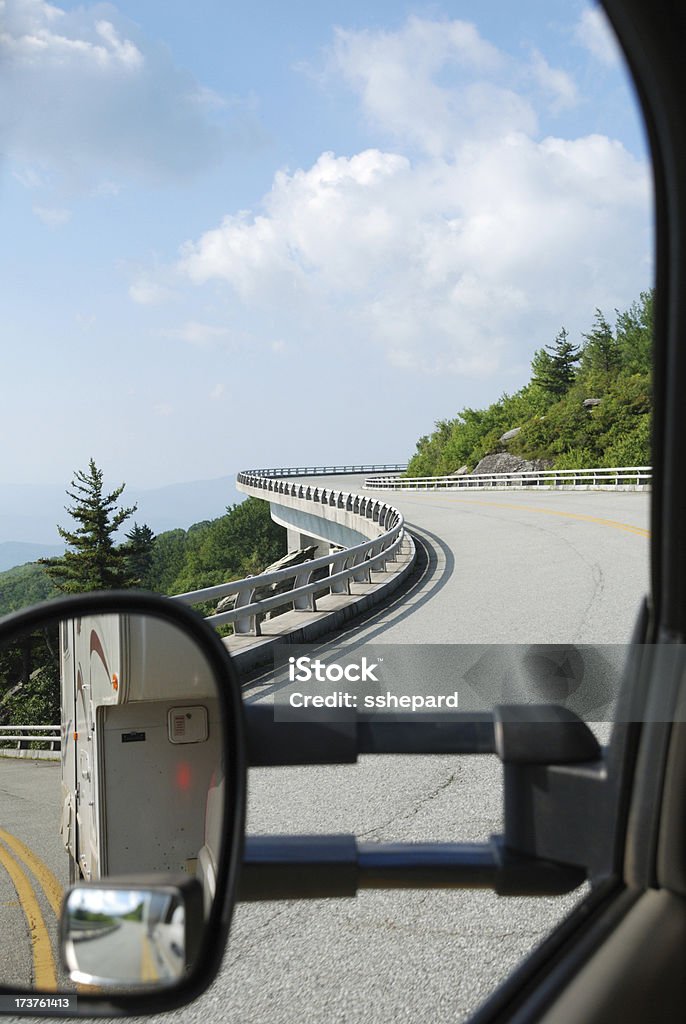 Буксировать с RV в горы - Стоковые фото Автомобильное зеркало роялти-фри