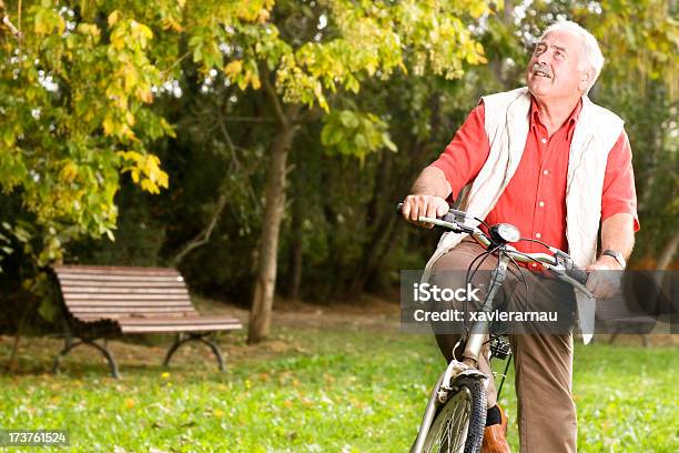 Ciclismo - Fotografie stock e altre immagini di 60-69 anni - 60-69 anni, Adulto, Adulto in età matura