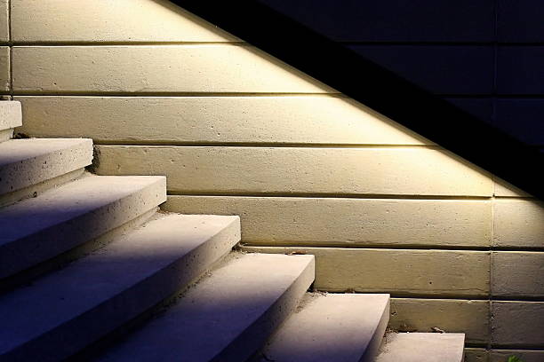 Beleuchtete Treppe bei Nacht – Foto
