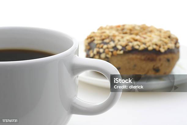 Café Y Cubierto Buñuelo En Forma De Rosca De La Tuerca Foto de stock y más banco de imágenes de Al horno