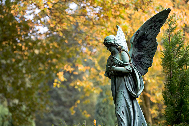 saraphim - sculpture angel women cemetery 뉴스 사진 이미지