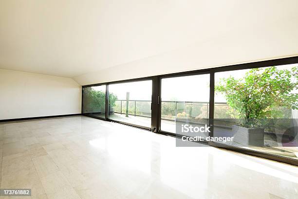 Condominio Moderna Foto de stock y más banco de imágenes de Ventana - Ventana, Patio, Mirar por la ventana