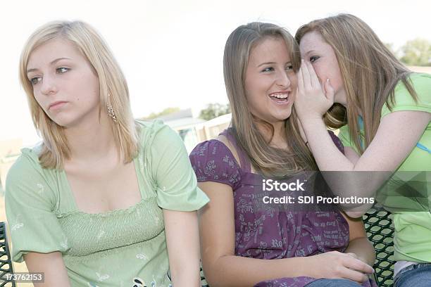 Dos Chicas Adolescentes Gossip Al Salir De La Tercera Girl Out Foto de stock y más banco de imágenes de Adolescencia