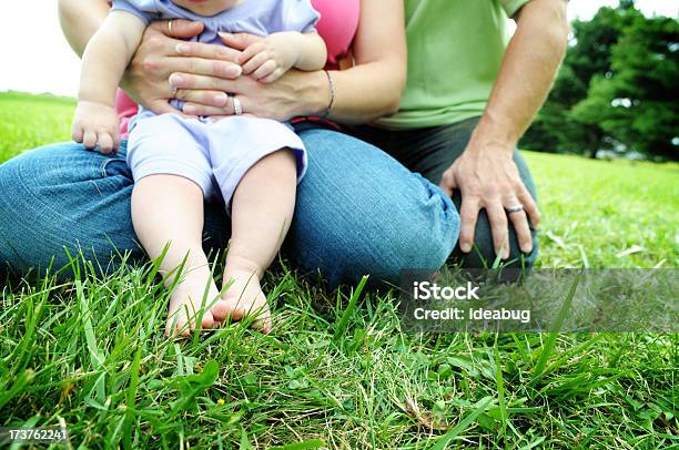 Foto de Família Jovem e mais fotos de stock de 6-11 meses - 6-11 meses, Adulto, Ajoelhar