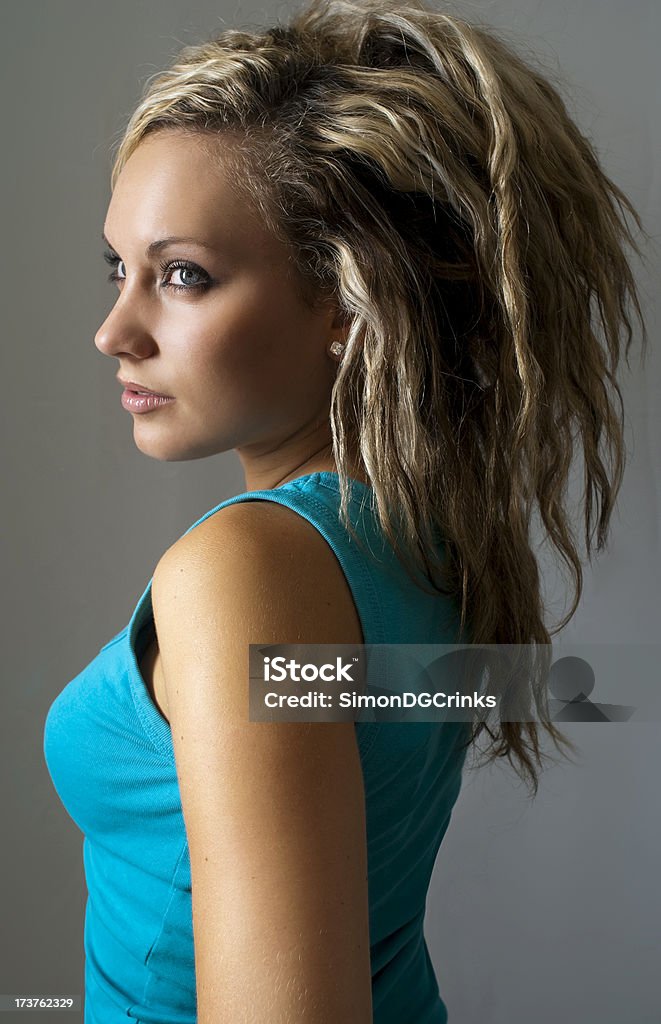 Bella donna con blu top senza maniche - Foto stock royalty-free di Adulto