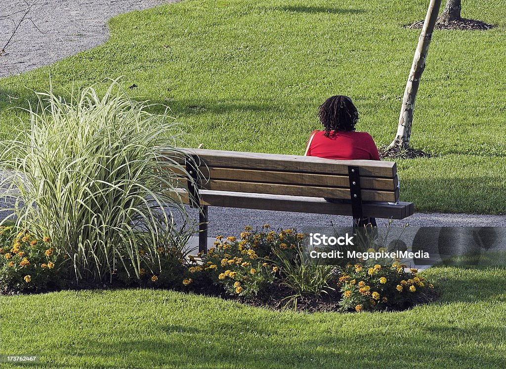 公園のベンチに座る女性 - 1人のロイヤリティフリーストックフォト