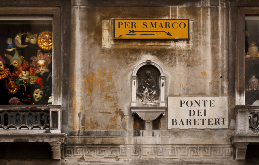 A sign pointing to Piazza San Marco in Venice, Italy.