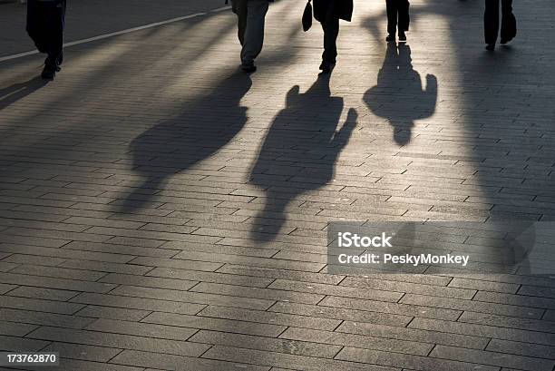 Sombra Trabalhadores Empresário Ao Ar Livre No Passeio Suave Moderno - Fotografias de stock e mais imagens de Negócios