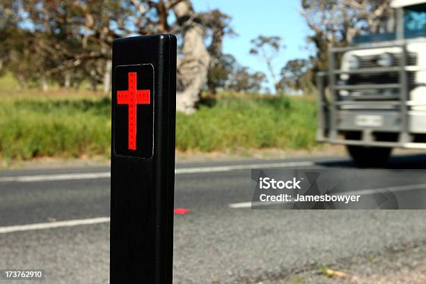 Photo libre de droit de Assistance Routière Cross banque d'images et plus d'images libres de droit de Accotement herbeux - Accotement herbeux, Blessure physique, Bord de route