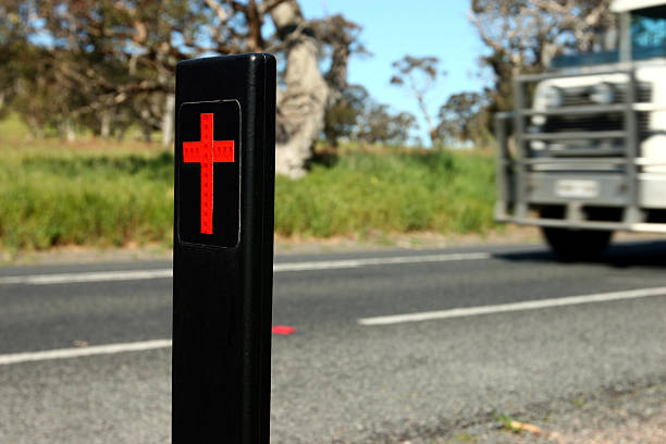 pobocze cross - memorial roadside cross cross shape zdjęcia i obrazy z banku zdjęć