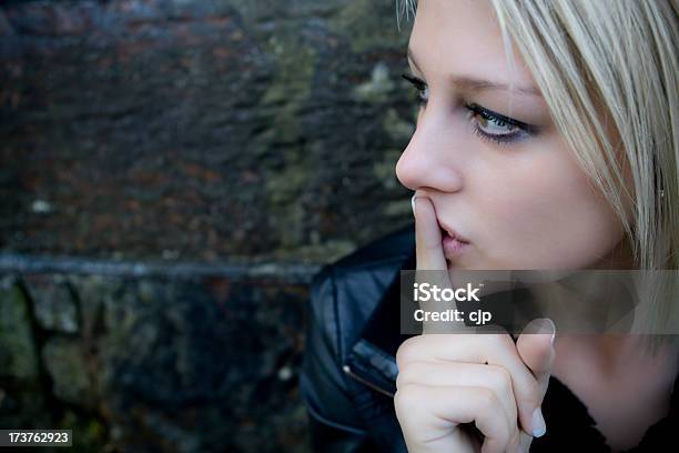 Ragazza Con Un Dito Sulle Labbraessere Tranquillo - Fotografie stock e altre immagini di Adolescente