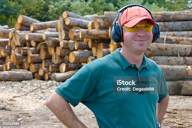 Uomo In Legno Mill - Fotografie stock e altre immagini di Industria forestale - Industria forestale, Quercia, Adulto