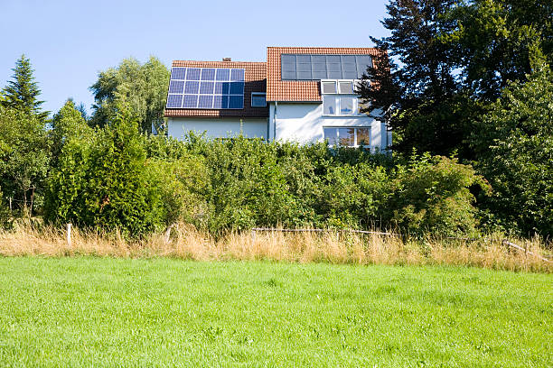 casa con un panel solar - eos5d fotografías e imágenes de stock
