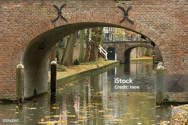 Holenderski Kanał W Jesiennym - zdjęcia stockowe i więcej obrazów Architektura - Architektura, Bez ludzi, Cegła