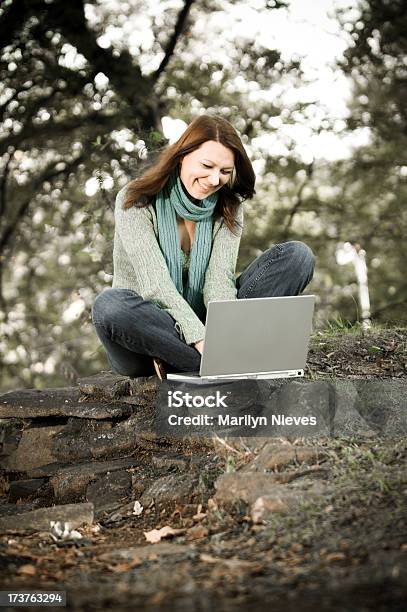 Foto de Conversar Online Com Amigos e mais fotos de stock de Adulto - Adulto, Beleza, Beleza natural - Natureza