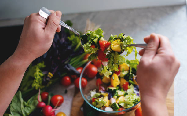 Preparar una ensalada saludable en la cocina - foto de stock