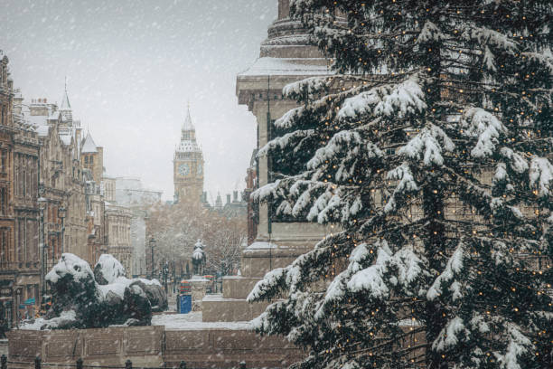 natal branco em trafalgar square com vista para o big ben em londres, reino unido - winter wonderland londres - fotografias e filmes do acervo