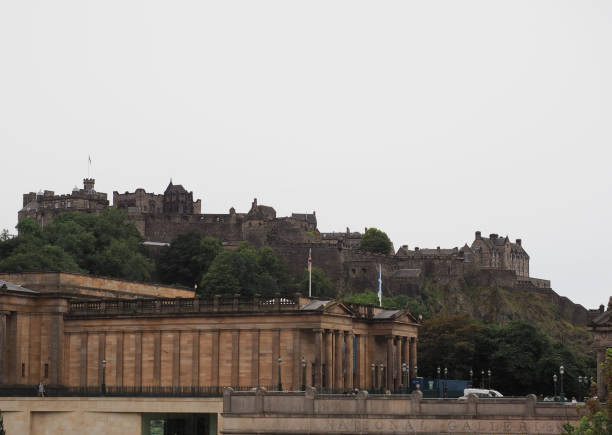 galleria nazionale scozzese e castello di edimburgo - national gallery di edinburgo foto e immagini stock