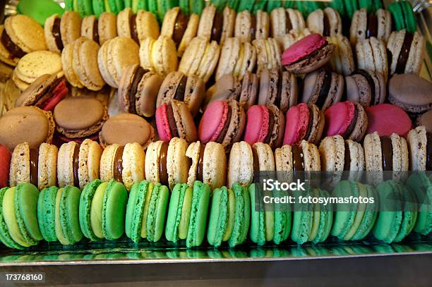 Macaroons Bandeja De Cor - Fotografias de stock e mais imagens de Açúcar - Açúcar, Bege, Bolacha