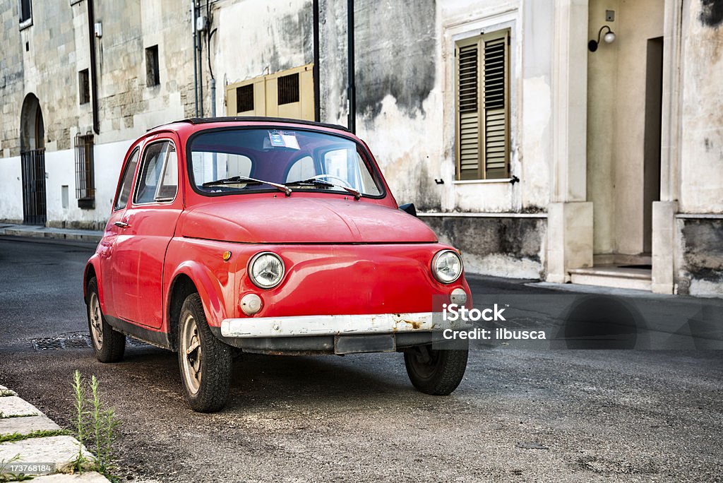 Vintage sul da Itália Village com carro (Apúlia região) - Foto de stock de Aldeia royalty-free