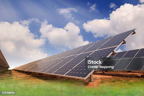 Solar Energy Pflanzen Stockfoto und mehr Bilder von Elektrizität - Elektrizität, Energieindustrie, Finanzen