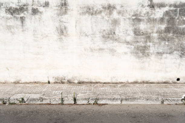 istock Old concrete grunge wall with sidewalk 173770200