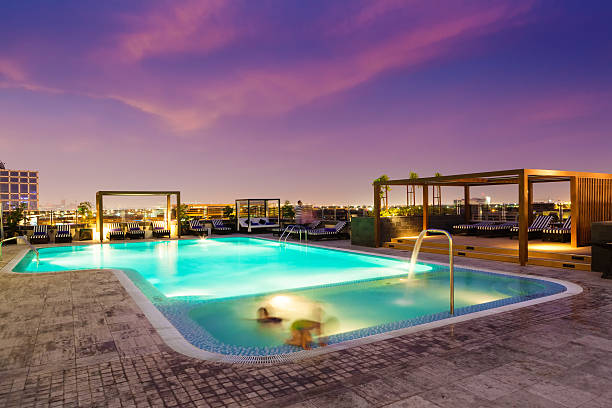 piscina na cobertura - tourist resort hotel swimming pool night - fotografias e filmes do acervo