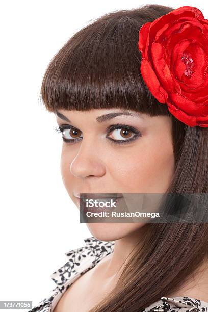 Bella Mujer Con Flor En El Pelo Tela Rose Foto de stock y más banco de imágenes de Adulto - Adulto, Adulto joven, Alegre