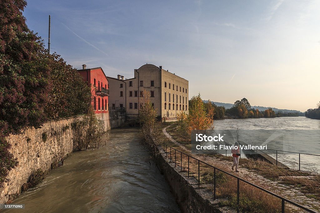 A lo largo del río Adige, Verona, Italia - Foto de stock de Adulto libre de derechos