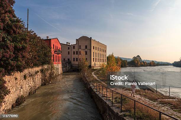 A Lo Largo Del Río Adige Verona Italia Foto de stock y más banco de imágenes de Adulto - Adulto, Agua, Aire libre