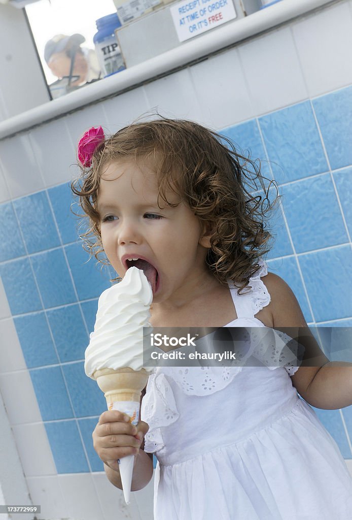 Bella bambina mangiare gelato - Foto stock royalty-free di Bambine femmine