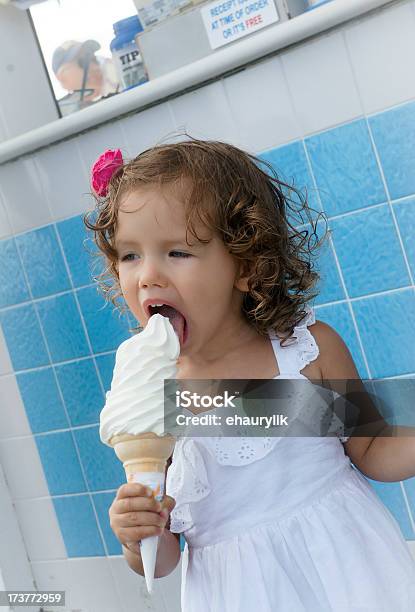 Bella Bambina Mangiare Gelato - Fotografie stock e altre immagini di Bambine femmine - Bambine femmine, Bambino, Bebé