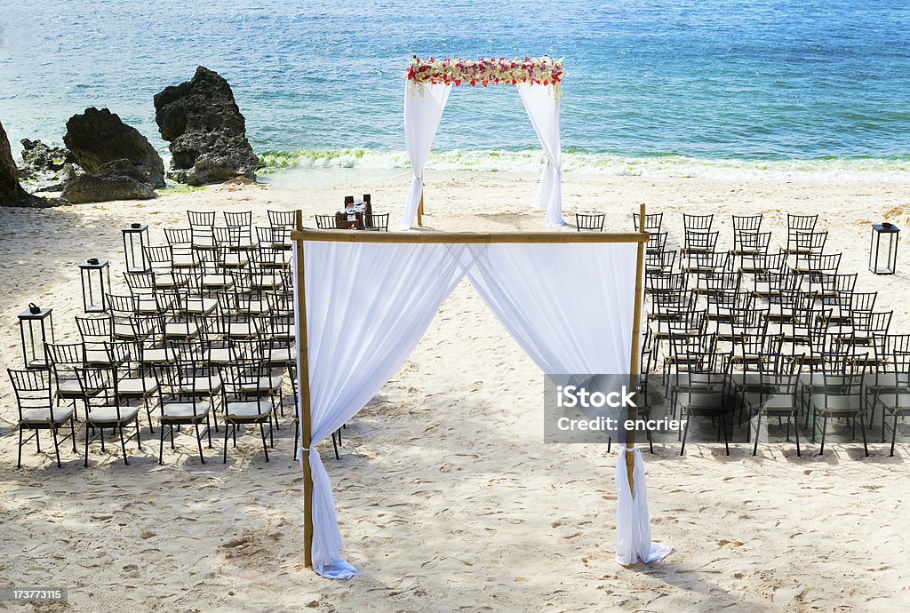 Arco de casamento e cadeiras na praia - Royalty-free Amor Foto de stock