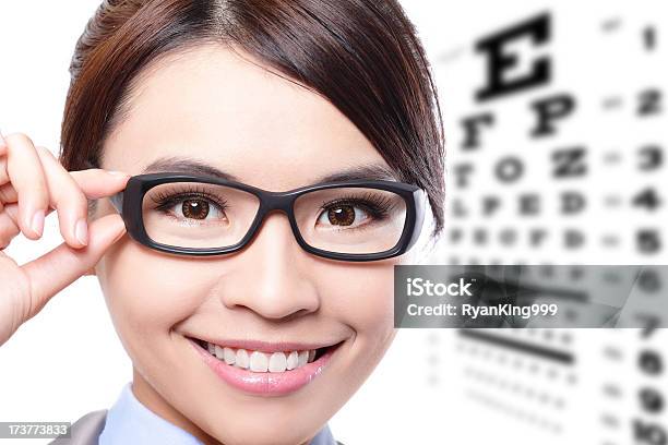 Mujer Con Gafas Y Diagrama De Prueba Ocular Foto de stock y más banco de imágenes de Adulto - Adulto, Cara humana, Etnias asiáticas e indias