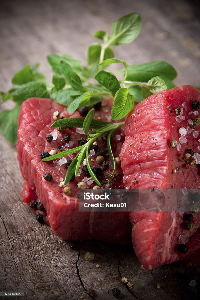 Premium Raw Filé de carne bovina - Foto de stock de Alecrim royalty-free