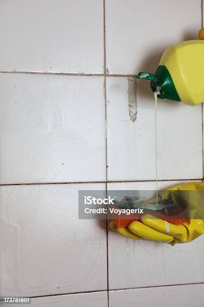 Reinigung Der Schmutzige Alte Fliesen Im Badezimmer Stockfoto und mehr Bilder von Gummi