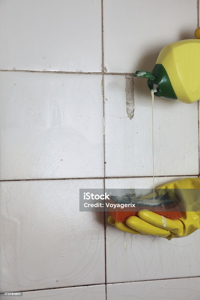 Limpieza de sucio old azulejos de baño - Foto de stock de Goma - Material libre de derechos